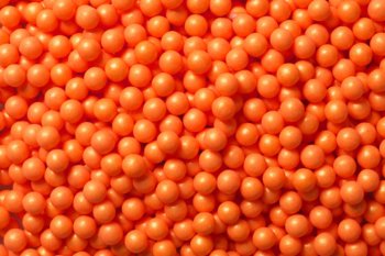 perleťové guličky na tortu v oranžovej farbe