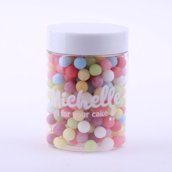 cukrové perly na tortu s prírodnými farbami