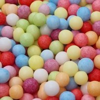 cukrové perly na tortu s prírodnými farbami