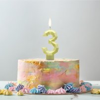 narodeninová sviečka na tortu v tvare čísla