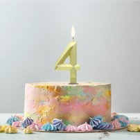 narodeninová sviečka na tortu v tvare čísla