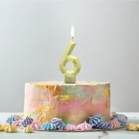 narodeninová sviečka na tortu v tvare čísla