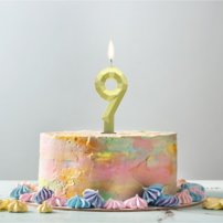 narodeninová sviečka na tortu v tvare čísla